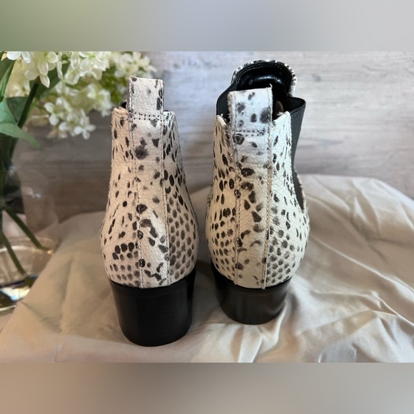 Blondo Noa Waterproof White/Grey Snake Embossed Leather Bootie Size 8 Like New - Picture 7 of 14